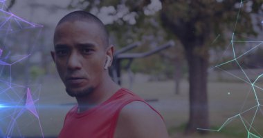 Açık havada belirlenen erkek sporcunun portresi üzerinde parlayan mor ve mavi ağların görüntüsü