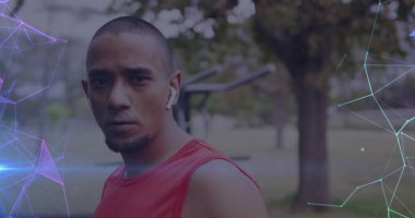 Açık havada belirlenen erkek sporcunun portresi üzerinde parlayan mor ve mavi ağların resmi. spor, başarı ve iletişim teknolojisi konsepti, dijital olarak üretilen görüntü.