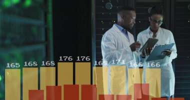 Çeşitli mühendisler ve bilgisayar sunucuları üzerinde veri işleme resmi. Küresel hesaplama ve veri işleme kavramı dijital olarak oluşturulmuş resim