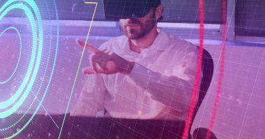 Ofiste vr kulaklık takarken el kol hareketi yapan beyaz bir adama karşı dürbünlü tarayıcıda ışık izleri var. bilgisayar arayüzü ve teknoloji kavramı