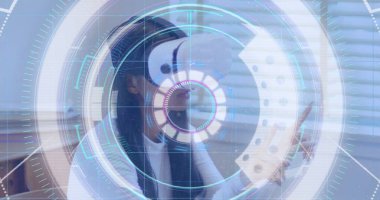 Ofiste VR kulaklık takarken hareket eden kadınlara karşı neon dürbün tarayıcısının üzerindeki ışık izleri. bilgisayar arayüzü ve teknoloji kavramı