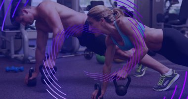 Spor salonunda egzersiz yapan kadın ve erkek üzerinde dönen mor çizgilerin görüntüsü. spor ve spor konsepti, dijital olarak üretilen görüntü.