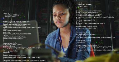 Bilgisayarı kullanan Afro-Amerikan iş kadınının veri işleme görüntüsü.