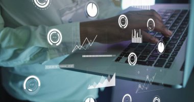 Bilgisayarlı Afro-Amerikan erkek üzerinde veri işleme görüntüsü. Küresel hesaplama ve veri işleme kavramı dijital olarak oluşturulmuş resim.