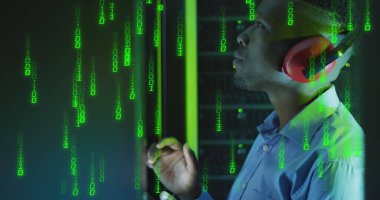 Afrika kökenli Amerikalı erkek, mühendis ve bilgisayar sunucuları üzerindeki ikili kodlama.. 