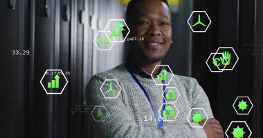 Afro-Amerikan erkek, it mühendisi ve bilgisayar sunucuları üzerinde veri işleme görüntüsü.