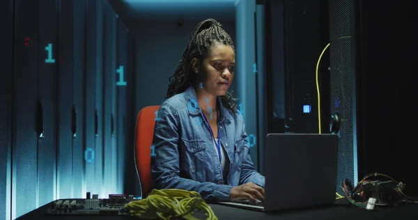 アフリカ系アメリカ人女性のバイナリコーディングのイメージ それはエンジニアとコンピュータサーバー — ストック写真