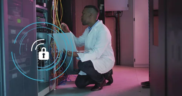 Afro Amerikan Erkek Mühendis Bilgisayar Sunucuları Üzerinde Veri Işleme Görüntüsü — Stok fotoğraf