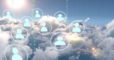 Bulutların üzerinde işlenen bağlantı ve veri görüntüsü. Dijital arayüz, bulut hesaplama ve veri işleme kavramı dijital olarak oluşturuldu.