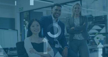 Ofiste gülümseyen çeşitli iş adamlarının veri işleme görüntüsü. Küresel iş ve dijital arayüz kavramı dijital olarak oluşturulmuş görüntü.