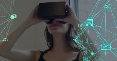 VR kulaklık kullanan kadın üzerindeki bağlantı ağıyla dijital arayüzün görüntüsü. Dijital olarak oluşturulan küresel bilgisayar ağı teknolojisi kavramı.