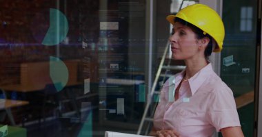 İş planları ve arayüz kodları olan kadın mimar.