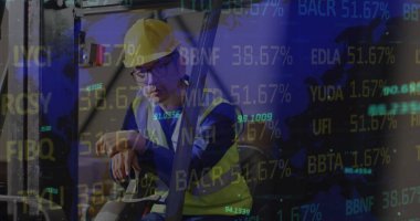 Depoda çalışan melez bir adamın istatistik ve veri işleme görüntüsü. Küresel taşımacılık, işletme, finans, hesaplama ve veri işleme kavramı dijital olarak oluşturuldu.