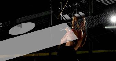 Kadın egzersiz yaparken, ağırlık kaldırırken dürbün tarama ve veri işleme ile dijital arayüz görüntüsü. Dijital olarak oluşturulan küresel bilgisayar ağı teknolojisi kavramı.