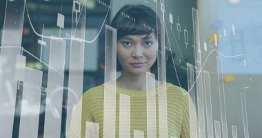 Gülümseyen melez iş kadınının veri işleme görüntüsü. Küresel iş ve dijital arayüz kavramı dijital olarak oluşturulmuş görüntü.