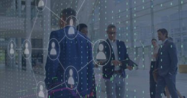 Ofiste çalışan farklı iş adamlarının ikonlar ve veri işleme görüntüsü. Dijital arayüz, bulut hesaplama ve veri işleme kavramı dijital olarak oluşturuldu.