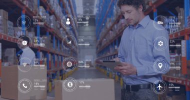 Depoda tablet kullanan beyaz erkek işçinin veri işleme simgelerinin görüntüsü. Küresel dağıtım, taşımacılık, iletişim ve perakende konsepti dijital olarak oluşturuldu.