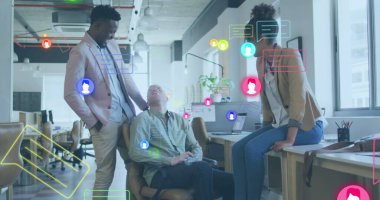 Ofisteki çeşitli iş adamları üzerinde medya simgeleri. Küresel iş ve dijital arayüz kavramı dijital olarak oluşturulmuş görüntü.