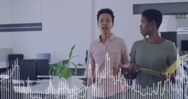 Ofisteki çeşitli iş adamlarının veri işleme görüntüsü. Küresel iş ve dijital arayüz kavramı dijital olarak oluşturulmuş görüntü.