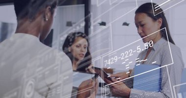 Ofisteki çeşitli iş adamlarının veri işleme görüntüsü. Küresel iş ve dijital arayüz kavramı dijital olarak oluşturulmuş görüntü.