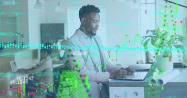 Ofisteki çeşitli iş adamlarının veri işleme görüntüsü. Küresel iş ve dijital arayüz kavramı dijital olarak oluşturulmuş görüntü.