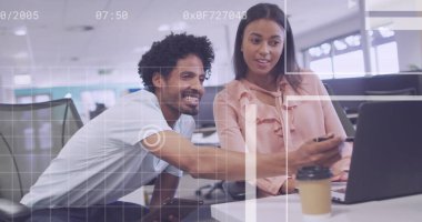 Çift ırklı çift modern bir ofiste işbirliği yapıyor. Takım çalışması ve ortaklık içeren bir projeye giriştiler..