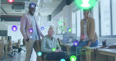 Ofisteki çeşitli iş adamları üzerinde medya simgeleri. Küresel iş ve dijital arayüz kavramı dijital olarak oluşturulmuş görüntü.