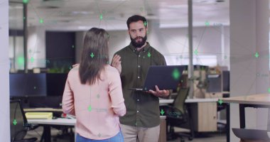 Ofisteki çeşitli iş adamlarının veri işleme görüntüsü. Küresel iş ve dijital arayüz kavramı dijital olarak oluşturulmuş görüntü.