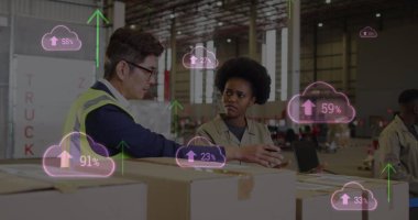 Depoda çalışan farklı insanlar üzerinde dijital bulutların ve veri işlemenin görüntüsü. Küresel taşımacılık, işletme, finans, hesaplama ve veri işleme kavramı dijital olarak oluşturuldu.