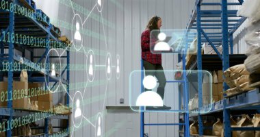 Kafkasyalı bir kadının depoda çalıştığı ikonlar ve veri işleme resimleri. Küresel gönderme, dijital arayüz, bulut hesaplama ve veri işleme kavramı dijital olarak oluşturuldu.