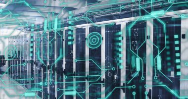 Devre kartı ve sunucular üzerinden bağlantı ve veri işleme görüntüsü. Dijital arayüz, bulut hesaplama ve veri işleme kavramı dijital olarak oluşturuldu.