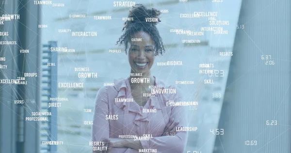 Afro Amerikan Kadınının Gülümsemesi Üzerine Mesajları Küresel Dijital Arayüz Kavramı — Stok fotoğraf