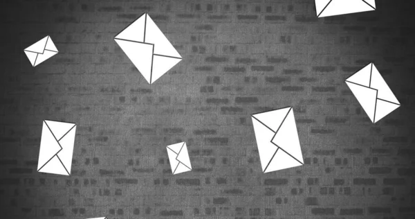 Cyfrowy Obraz Spadających Ikon Mail Tle Ściany Cegły — Zdjęcie stockowe