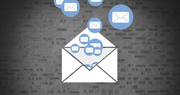 Envelope Com Ícones Mensagem Uma Parede Tijolo — Fotografia de Stock