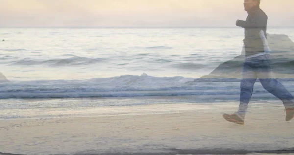 Uomo Che Corre Sulla Spiaggia Con Onde Vista — Foto Stock