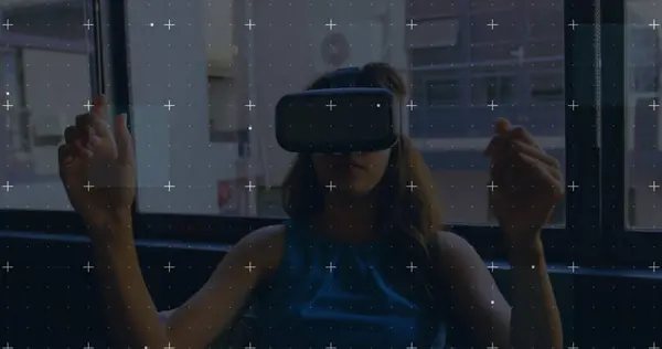 Vrヘッドセットを着て手を動かす女性の上に移動する白いマーカーの画像 グローバルテクノロジー コネクション デジタルインターフェースのコンセプトをデジタルで生成 — ストック写真