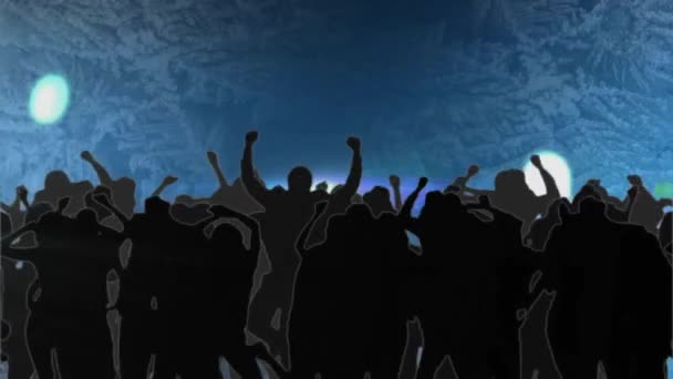 音楽コンサートでの活発な群衆のシルエットの上にスポットライトと光スポットのアニメーション エンターテイメント コンサート イベント デジタル生成されたビデオ — ストック動画