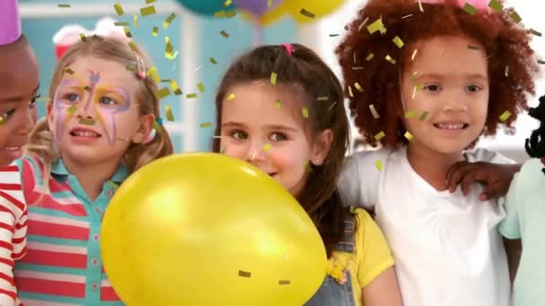 Animación Confeti Oro Sobre Niños Felices Diversos Celebrando Fiesta Cumpleaños — Vídeo de stock