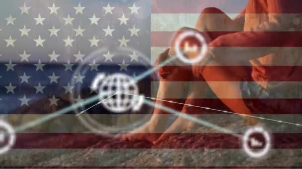 Animație Rețelei Globale Comunicații Peste Femeia Cauzaleză Plajă Drapel American — Videoclip de stoc