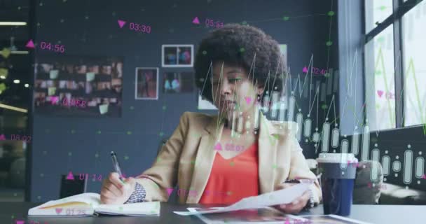 Animación Del Procesamiento Datos Financieros Sobre Mujer Negocios Afroamericana Cargo — Vídeo de stock