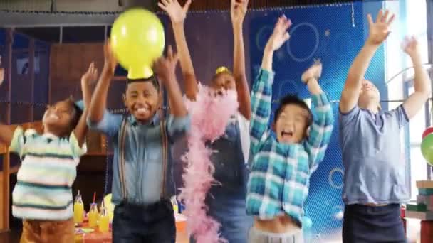 Анимация Конфетти Над Счастливыми Детьми Веселящимися Воздушными Шариками Дне Рождения — стоковое видео
