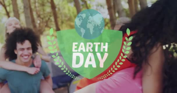 Animatie Van Wereldbol Met Aardedagtekst Diverse Vrienden Het Bos Wereldwijd — Stockvideo