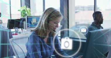 Ofiste çalışan farklı iş adamlarının ikonlar ve veri işleme görüntüsü. Dijital arayüz, bulut hesaplama ve veri işleme kavramı dijital olarak oluşturuldu.