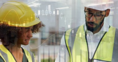 Erkek ve kadın mimarlar iş planlarını grafiklerle tartışırlar.