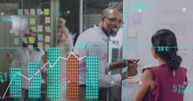 Ofisteki çeşitli iş adamlarının veri işleme görüntüsü. Küresel iş ve dijital arayüz kavramı dijital olarak oluşturulmuş görüntü.