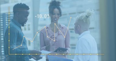 Ofisteki çeşitli iş adamlarının veri işleme görüntüsü. Küresel iş ve dijital arayüz kavramı dijital olarak oluşturulmuş görüntü.