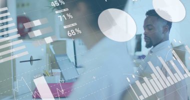 Ofisteki çeşitli iş adamlarının veri işleme görüntüsü. Küresel iş ve dijital arayüz kavramı dijital olarak oluşturulmuş görüntü.