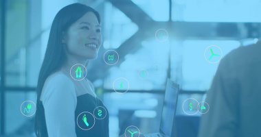 Asyalı iş kadınının ofiste konuştuğu ekoloji simgeleri. Küresel iş ve dijital arayüz kavramı dijital olarak oluşturulmuş görüntü.