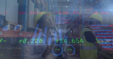 Depoda çalışan farklı insanların finansal veri işleme görüntüsü. Küresel taşımacılık, işletme, finans, hesaplama ve veri işleme kavramı dijital olarak oluşturuldu.