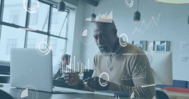 Ofisteki çeşitli iş adamlarının veri işleme görüntüsü. Küresel iş ve dijital arayüz kavramı dijital olarak oluşturulmuş görüntü.